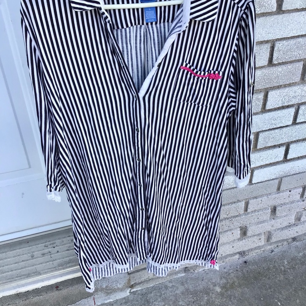 Simply Vera by Vera Wang Black and White Striped Sleep Shirt, Size L, Button up.
